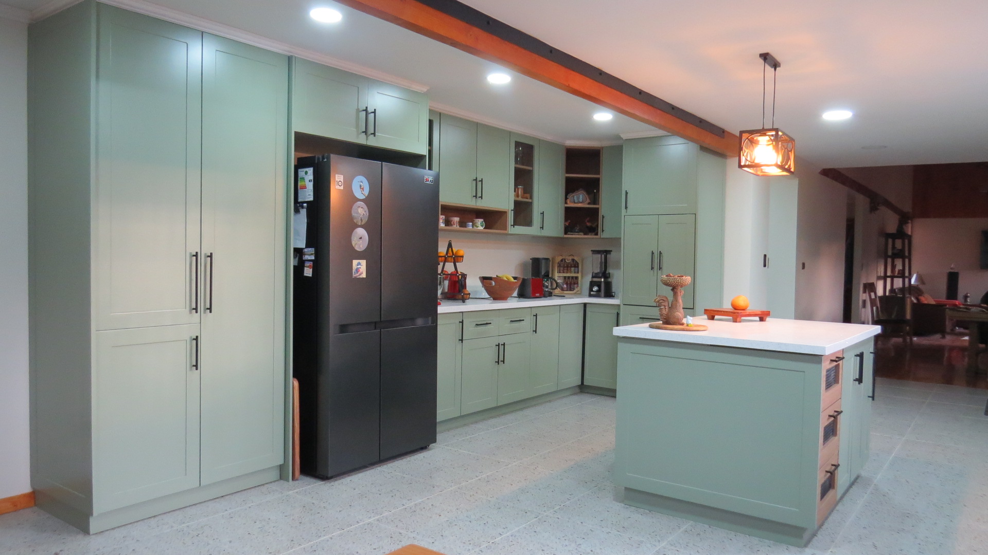 Cocina integral con isla en roble fabricada por Grupo Macavi