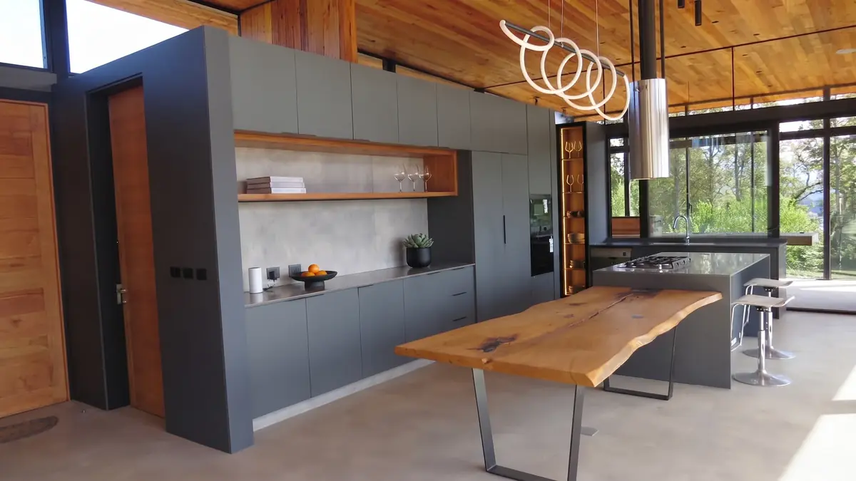 Cocina Minimalista & Isla Central en Roble y Cuarzo
