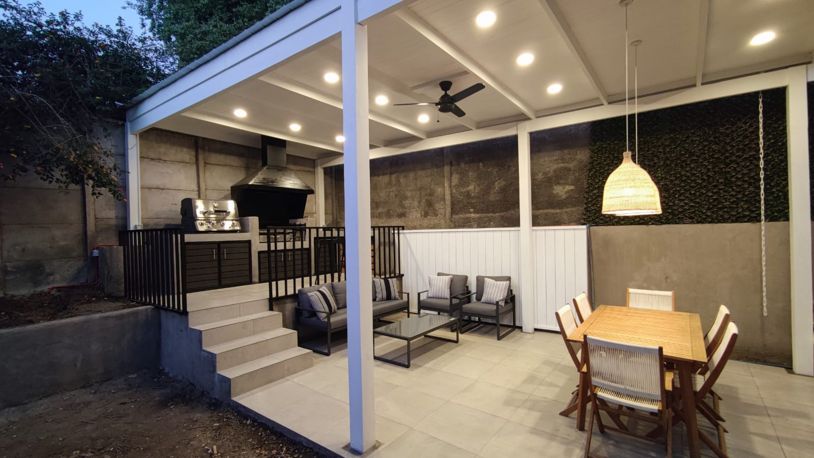 Pérgola Arquitectónica en Acero y Celosías de Sombra - Vista 3
