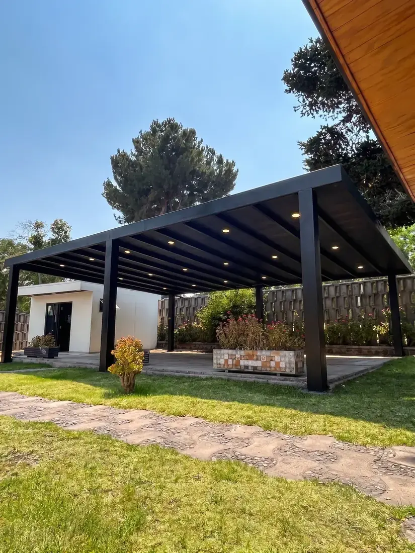 Quincho Moderno en Hormigón, Acero y Cristal